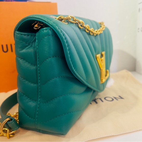 Louis Vuitton Green Leather Shoulder Bag with Gold Chain - Picture 2 of 14